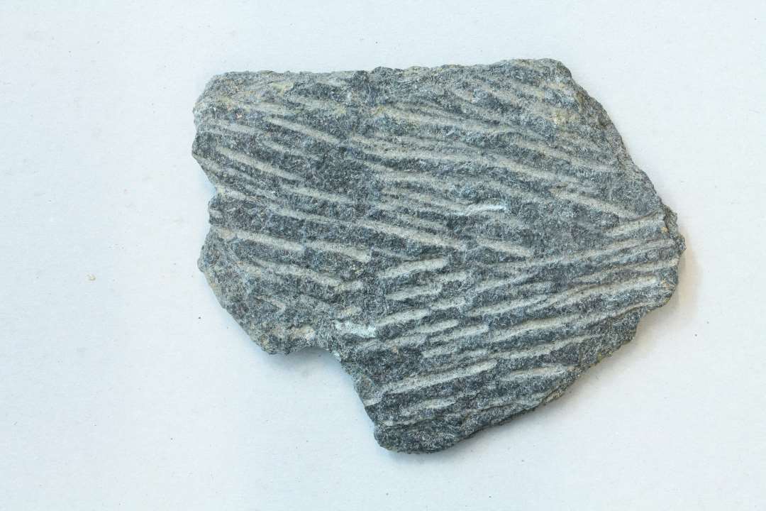 ��Sk�r af bageplade med de karakteristiske mejselhug p� begge sider. M�l: 14,3x12,2 cm., tykkelse: ca 0,5 cm.