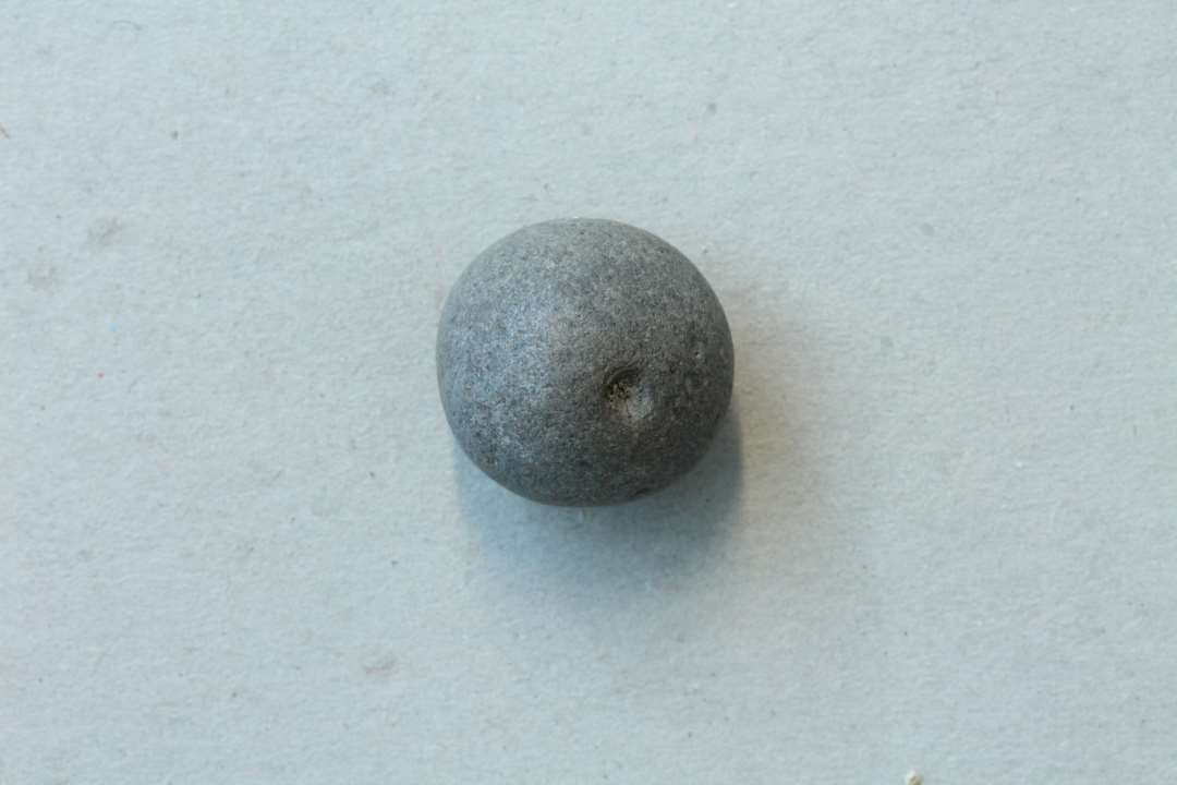 Stenkugle. Kugleflint?.�Diameter ca. 2 cm. Leget�j.