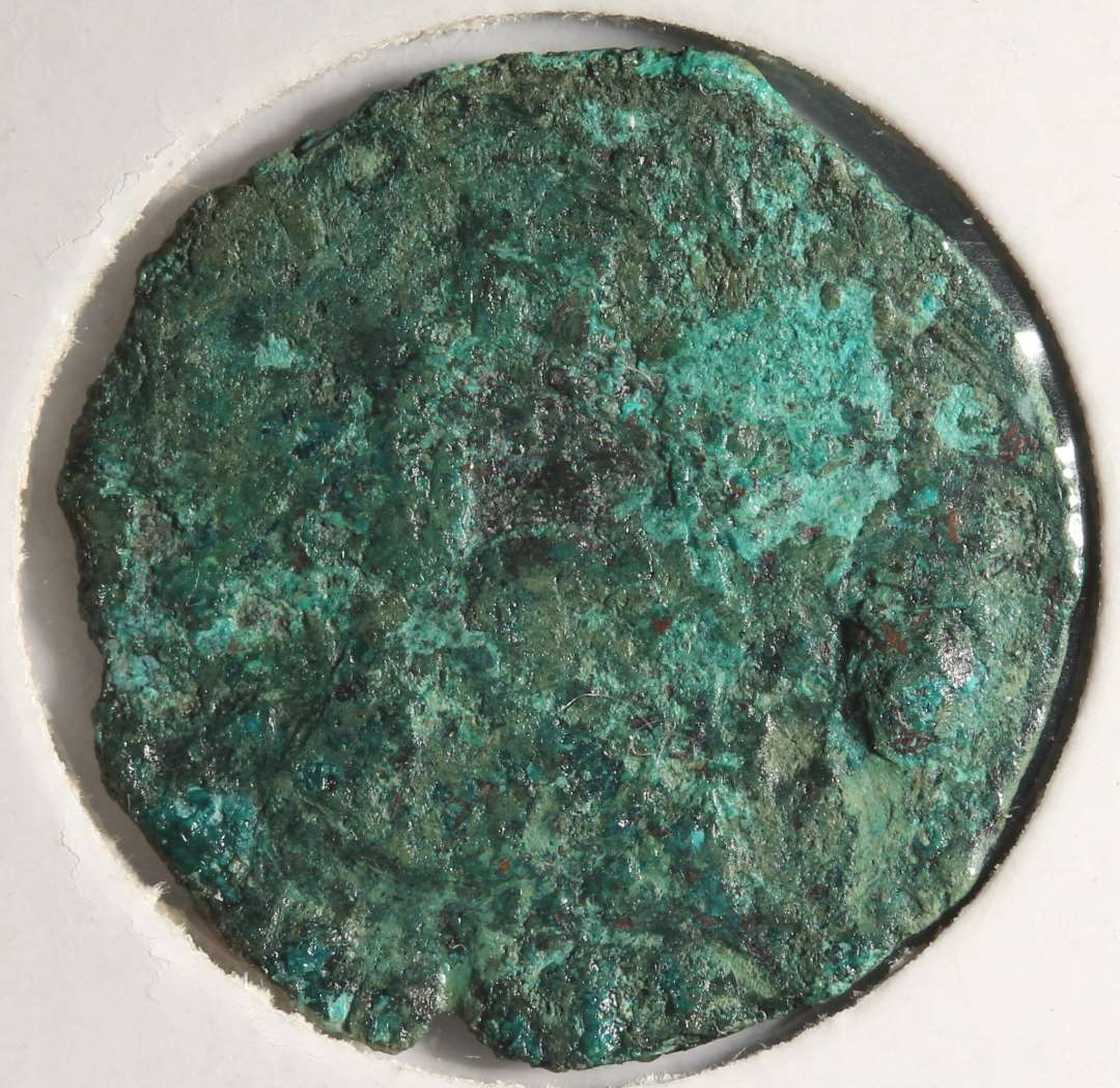 Rx118: Muligvis Valdemar II, Hbg. 42b, Ribe 42b. Der anes kors og m�ske II. P� r�ntgenbld ses RV. Kraftigt excentreret. B�r renses yderligere hvis muligt (JCM).

NM 2020: 
Valdemar 2, penning, 1234, Hbg. 42b, kraftigt korroderet. 