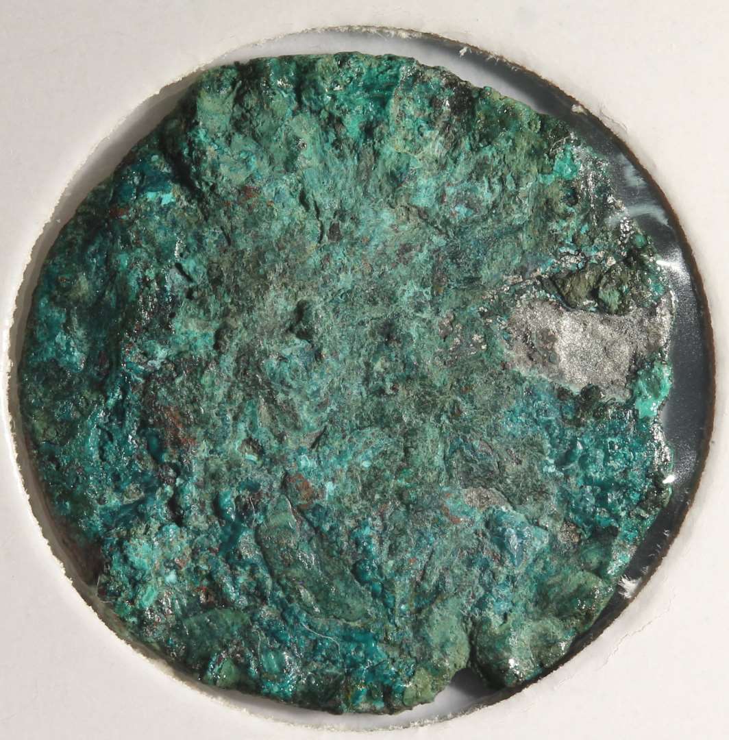 Rx118: Muligvis Valdemar II, Hbg. 42b, Ribe 42b. Der anes kors og m�ske II. P� r�ntgenbld ses RV. Kraftigt excentreret. B�r renses yderligere hvis muligt (JCM).

NM 2020: 
Valdemar 2, penning, 1234, Hbg. 42b, kraftigt korroderet. 