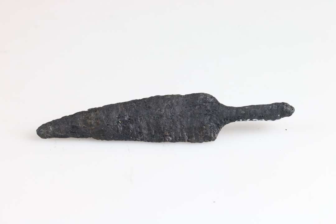 Jernknivblad med angel. L�ngde: 9,5 cm., Konserveret
