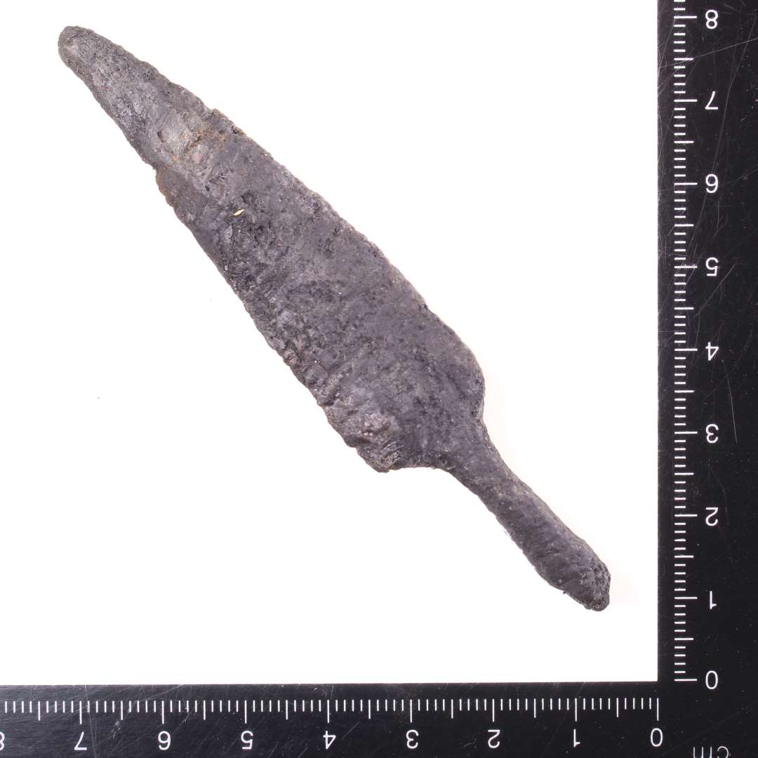 Jernknivblad med angel. L�ngde: 9,5 cm., Konserveret
