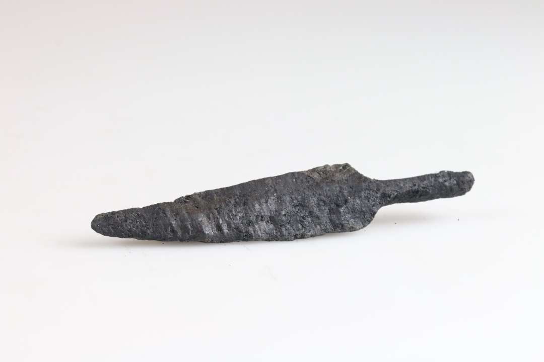 Jernknivblad med angel. L�ngde: 9,5 cm., Konserveret
