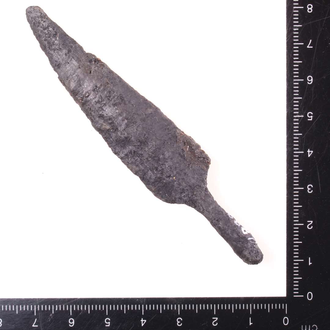 Jernknivblad med angel. L�ngde: 9,5 cm., Konserveret
