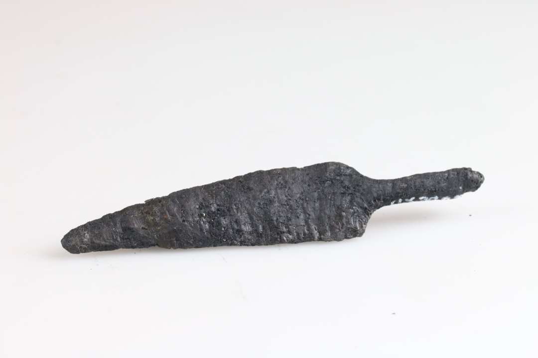 Jernknivblad med angel. L�ngde: 9,5 cm., Konserveret
