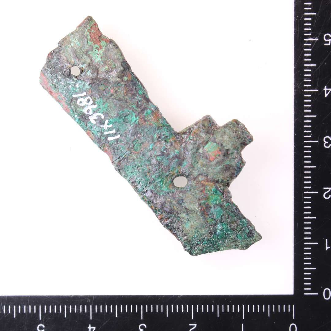  H�ngsel. Kons.��Fragment, l. 5,3 cm.