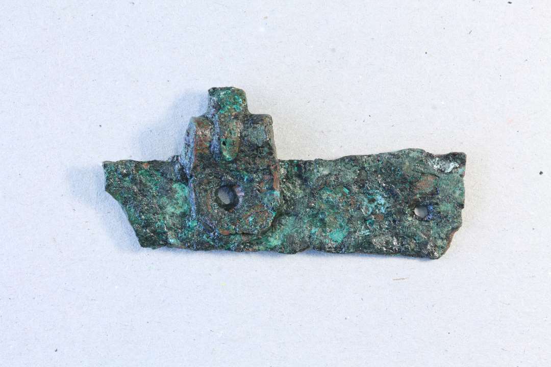  H�ngsel. Kons.��Fragment, l. 5,3 cm.