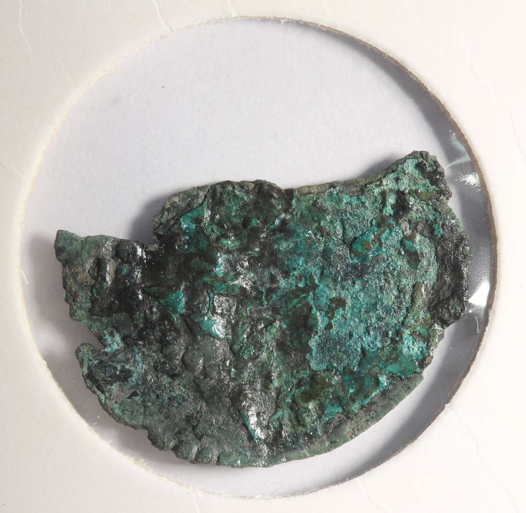 Rx118: Fragmenteret.�P. t. ubestemmelig. Sandsyligvis f�rste halvdel af 1200-tallet (JCM).

NM 2020:
Penning, 1200-1250, kraftigt korroderet, fragment. 