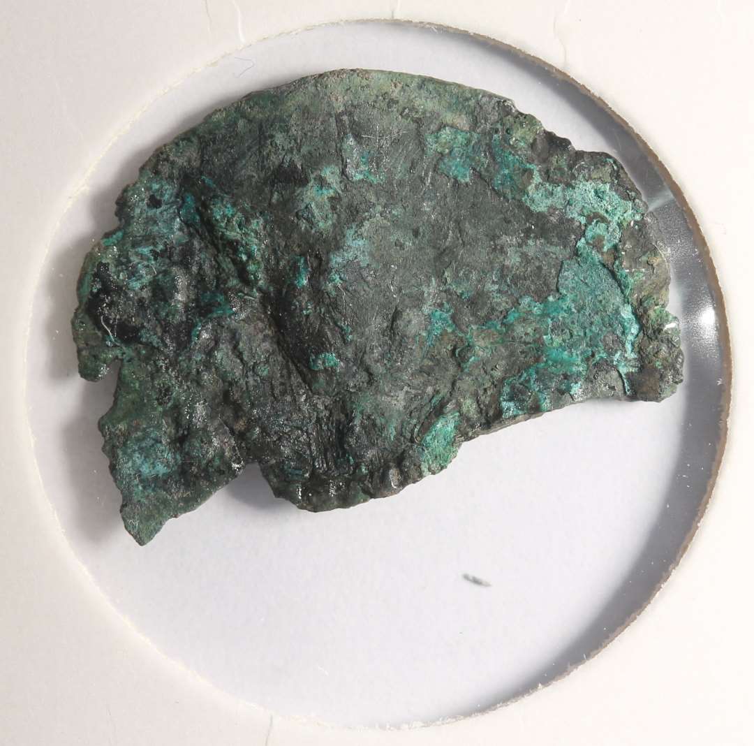 Rx118: Fragmenteret.�P. t. ubestemmelig. Sandsyligvis f�rste halvdel af 1200-tallet (JCM).

NM 2020:
Penning, 1200-1250, kraftigt korroderet, fragment. 