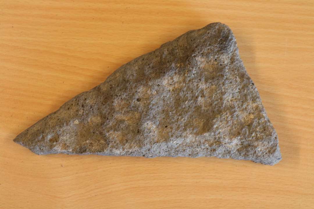 Fragment af kv�rnsten med slibeflade, yderside. Yderrunding ???. 