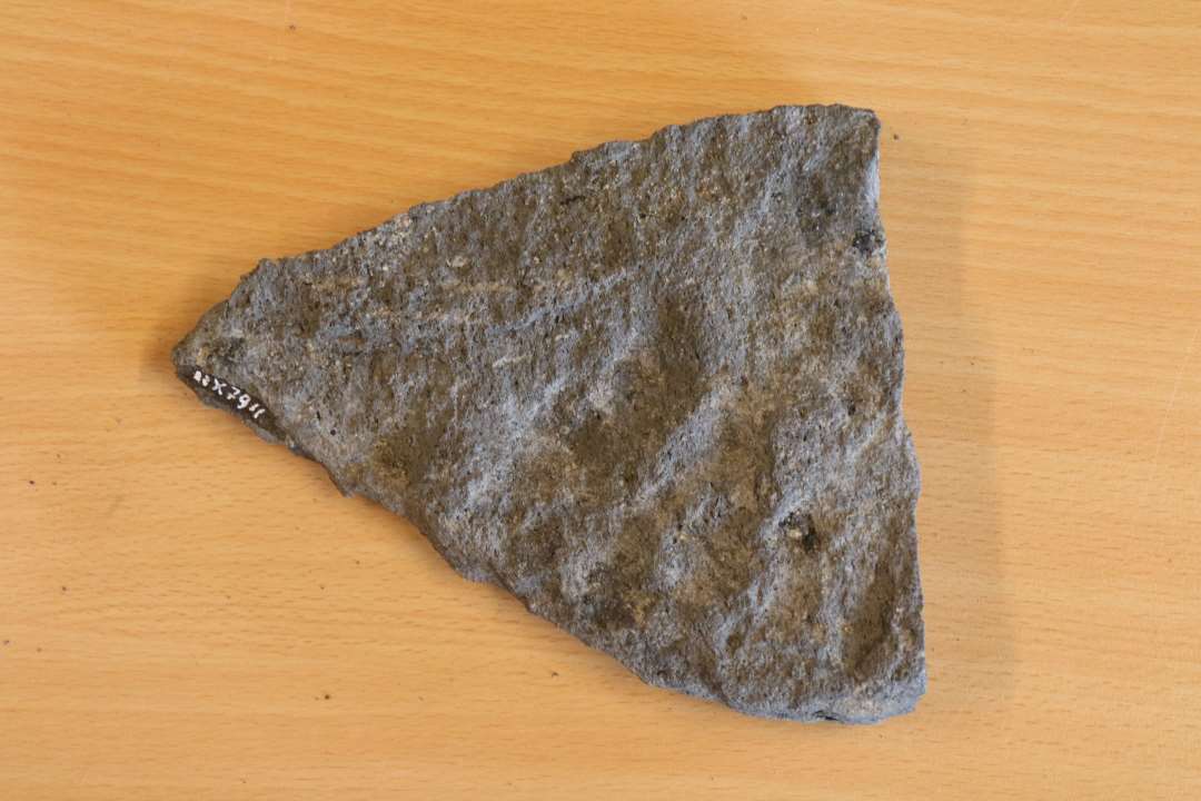 Fragment af kv�rnsten med slibeflade, yderside og yderrunding. 