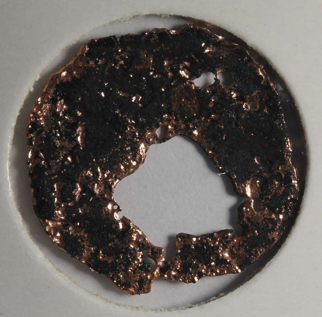 Rx 114:kan p.t. ikke bestemmes. Kan renses mere ? (JCM)

(NM t�ller b�de m�nten og begge korrosionsskaller med i m�ntlisten!  150-152. Der er kun �n m�nt!)
P� den ene korrosionsskal ses en halvm�ne, p� den anden en stjern eller kors med punkter omkring.

NM 2020:
M�nt, kraftigt korroderet. 