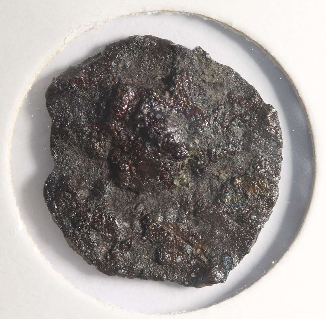 Rx 114:kan p.t. ikke bestemmes. Kan renses mere ? (JCM)

(NM t�ller b�de m�nten og begge korrosionsskaller med i m�ntlisten!  150-152. Der er kun �n m�nt!)
P� den ene korrosionsskal ses en halvm�ne, p� den anden en stjern eller kors med punkter omkring.

NM 2020:
M�nt, kraftigt korroderet. 