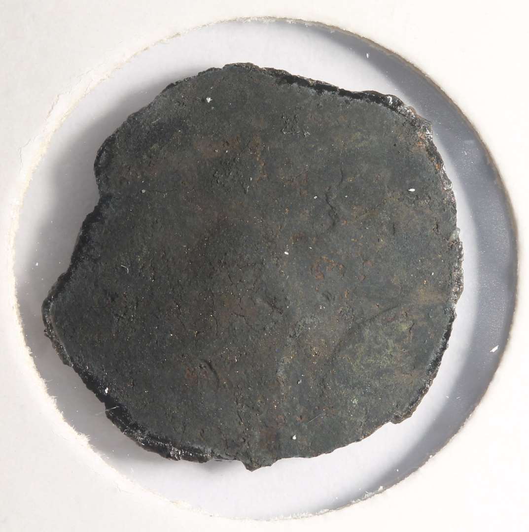 Rx 114:kan p.t. ikke bestemmes. Kan renses mere ? (JCM)

(NM t�ller b�de m�nten og begge korrosionsskaller med i m�ntlisten!  150-152. Der er kun �n m�nt!)
P� den ene korrosionsskal ses en halvm�ne, p� den anden en stjern eller kors med punkter omkring.

NM 2020:
M�nt, kraftigt korroderet. 