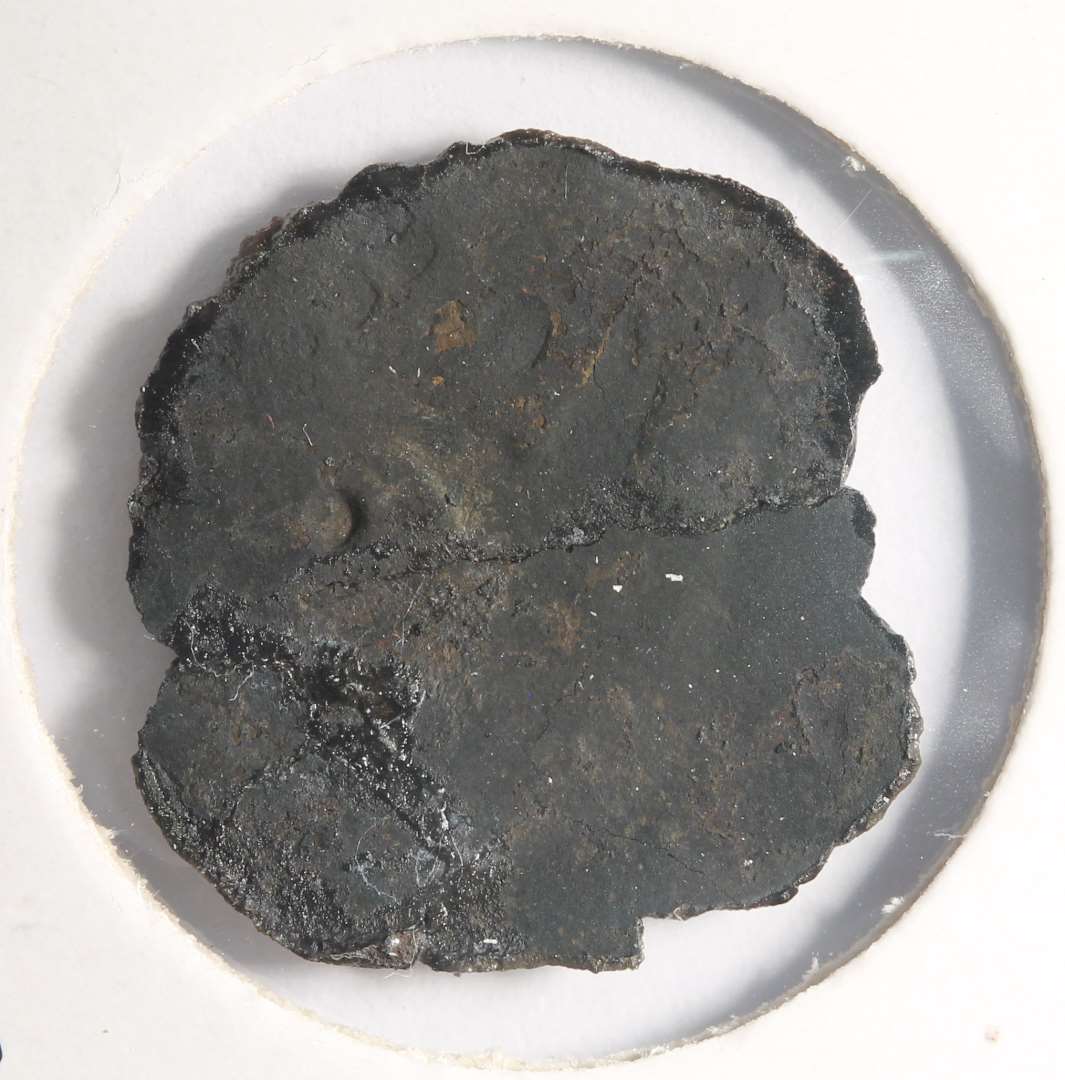 Rx 114:kan p.t. ikke bestemmes. Kan renses mere ? (JCM)

(NM t�ller b�de m�nten og begge korrosionsskaller med i m�ntlisten!  150-152. Der er kun �n m�nt!)
P� den ene korrosionsskal ses en halvm�ne, p� den anden en stjern eller kors med punkter omkring.

NM 2020:
M�nt, kraftigt korroderet. 