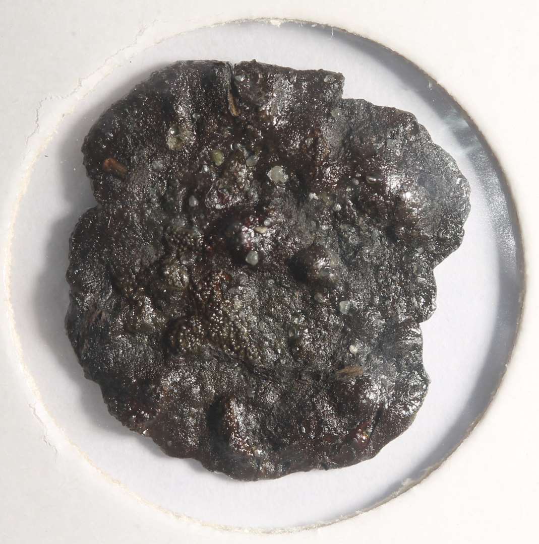 Rx 114:kan p.t. ikke bestemmes. Kan renses mere ? (JCM)

(NM t�ller b�de m�nten og begge korrosionsskaller med i m�ntlisten!  150-152. Der er kun �n m�nt!)
P� den ene korrosionsskal ses en halvm�ne, p� den anden en stjern eller kors med punkter omkring.

NM 2020:
M�nt, kraftigt korroderet. 