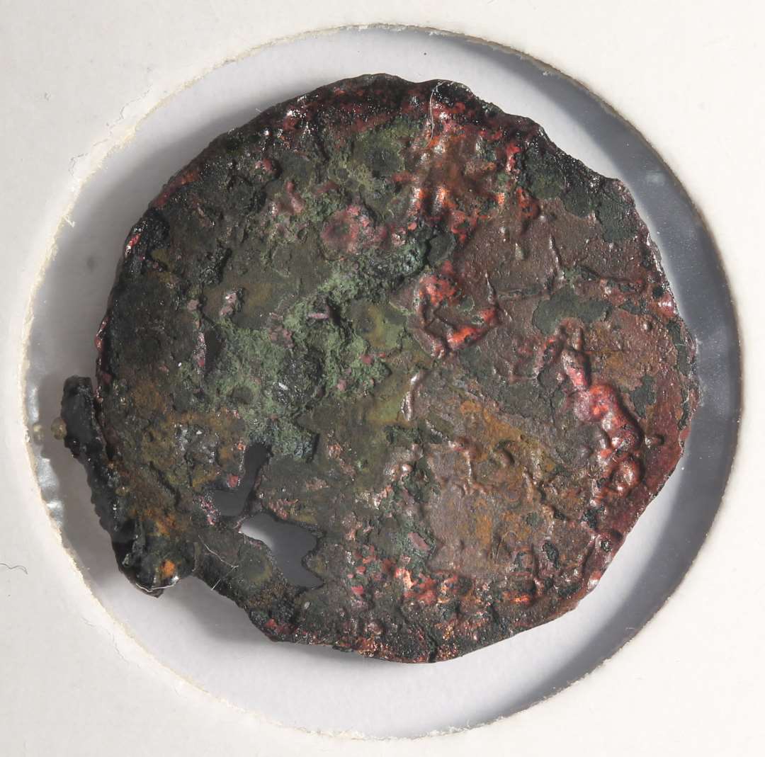 Rx 114: 2 sammenkittede m�nter (m�ntskat!).�Kan p.t. ikke bestemmes. B�r renses (JCM).
Fotos ogs� af korrosionsskaller.
P� den ene m�nt ses stjerne ala MB544 (mfl).

(NM har m�rkv�rdigvis talt m�nterne som fire (146-149). De to af dem er dog korrosionsskaller fra de to egentlige m�nter).

NM 2020:
M�nt, kraftigt korroderet. 