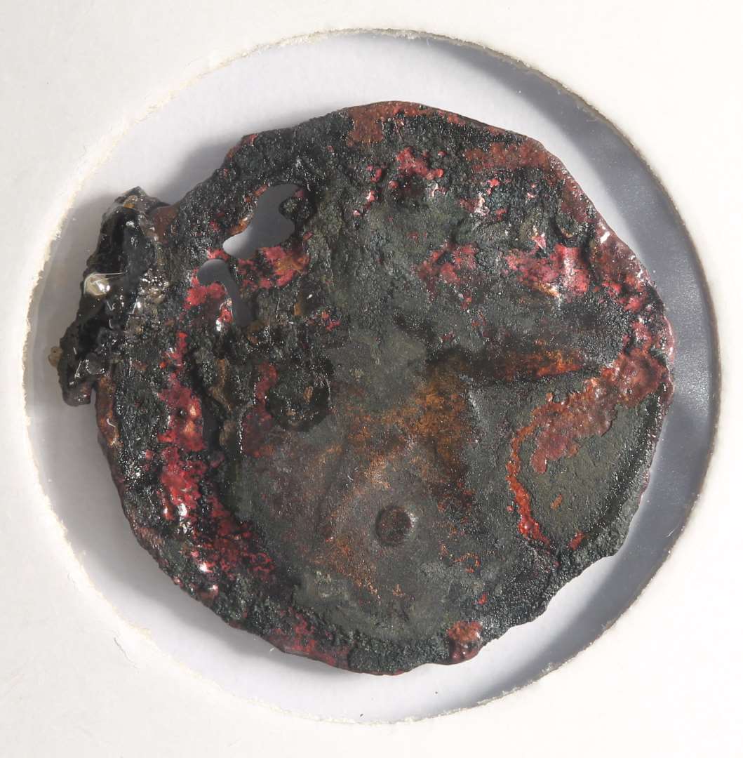 Rx 114: 2 sammenkittede m�nter (m�ntskat!).�Kan p.t. ikke bestemmes. B�r renses (JCM).
Fotos ogs� af korrosionsskaller.
P� den ene m�nt ses stjerne ala MB544 (mfl).

(NM har m�rkv�rdigvis talt m�nterne som fire (146-149). De to af dem er dog korrosionsskaller fra de to egentlige m�nter).

NM 2020:
M�nt, kraftigt korroderet. 