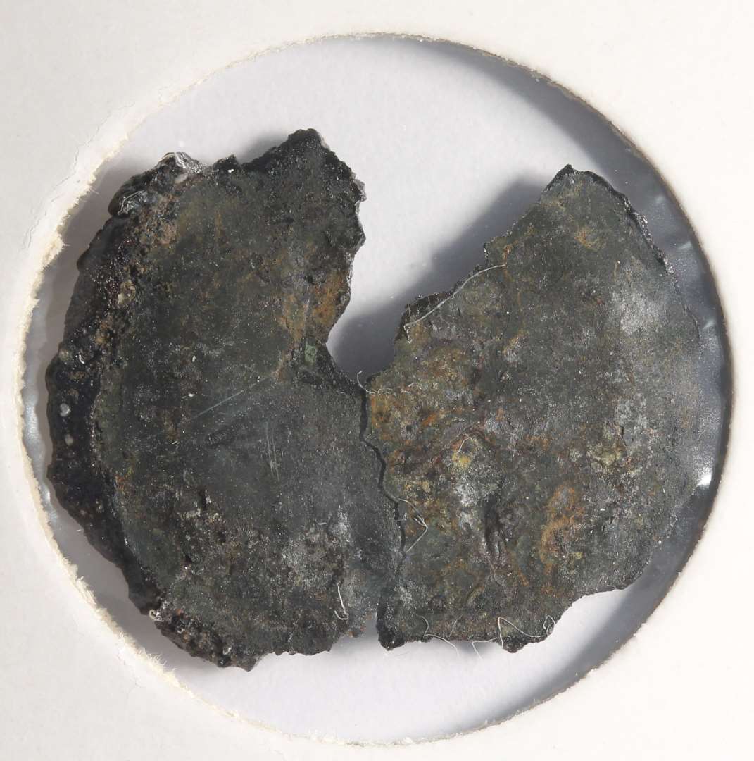 Rx 114: 2 sammenkittede m�nter (m�ntskat!).�Kan p.t. ikke bestemmes. B�r renses (JCM).
Fotos ogs� af korrosionsskaller.
P� den ene m�nt ses stjerne ala MB544 (mfl).

(NM har m�rkv�rdigvis talt m�nterne som fire (146-149). De to af dem er dog korrosionsskaller fra de to egentlige m�nter).

NM 2020:
M�nt, kraftigt korroderet. 