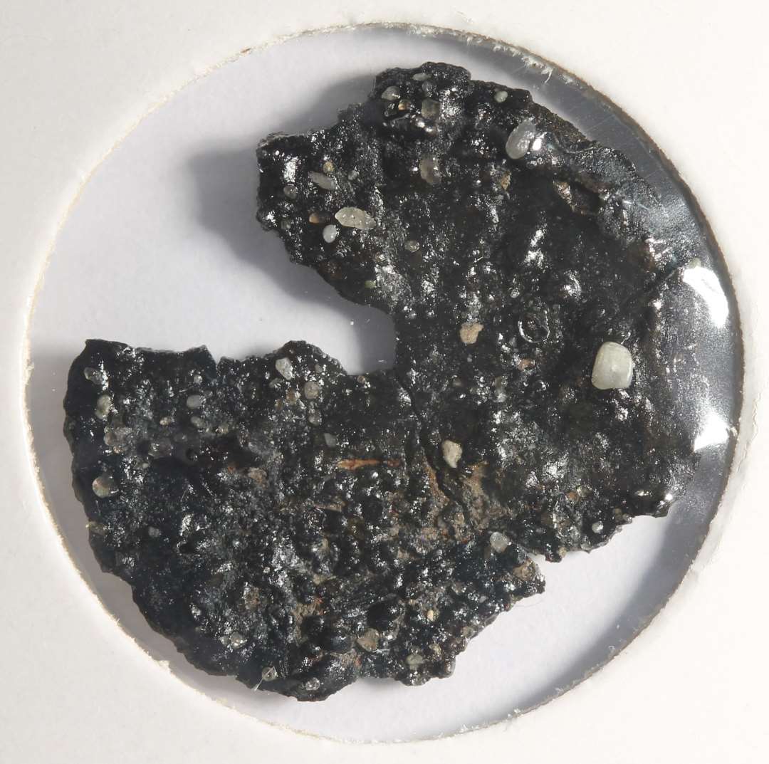 Rx 114: 2 sammenkittede m�nter (m�ntskat!).�Kan p.t. ikke bestemmes. B�r renses (JCM).
Fotos ogs� af korrosionsskaller.
P� den ene m�nt ses stjerne ala MB544 (mfl).

(NM har m�rkv�rdigvis talt m�nterne som fire (146-149). De to af dem er dog korrosionsskaller fra de to egentlige m�nter).

NM 2020:
M�nt, kraftigt korroderet. 