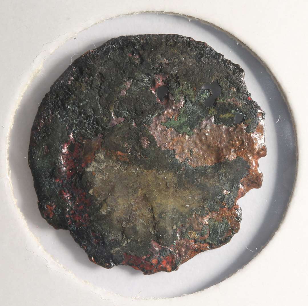 Rx 114: 2 sammenkittede m�nter (m�ntskat!).�Kan p.t. ikke bestemmes. B�r renses (JCM).
Fotos ogs� af korrosionsskaller.
P� den ene m�nt ses stjerne ala MB544 (mfl).

(NM har m�rkv�rdigvis talt m�nterne som fire (146-149). De to af dem er dog korrosionsskaller fra de to egentlige m�nter).

NM 2020:
M�nt, kraftigt korroderet. 