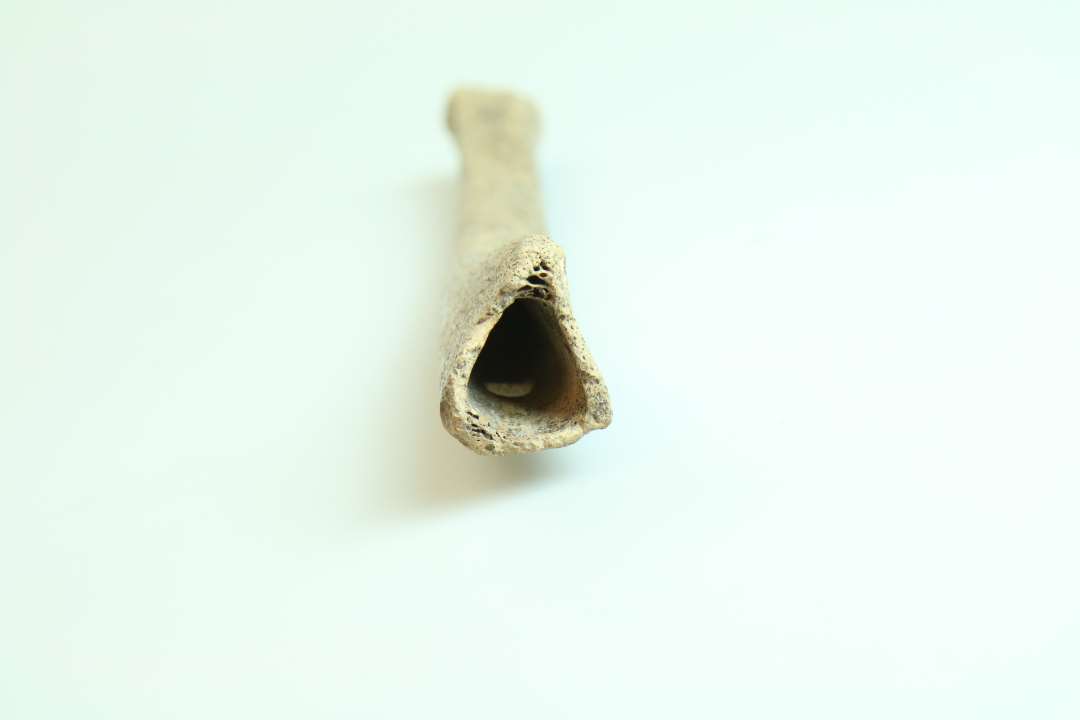 Fl�jte (l: 17 cm.) med 4 fingerhuller og et bl�sehul. Af lammeknogle?