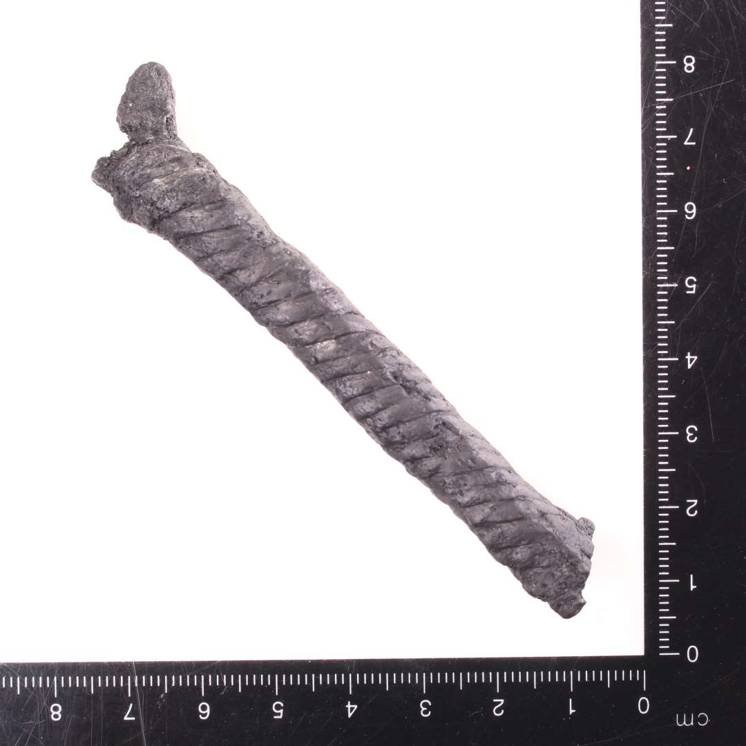 N�gleskaft af jern. Dekoreret med snoninger. L�ngde: 9 cm., Konserveret