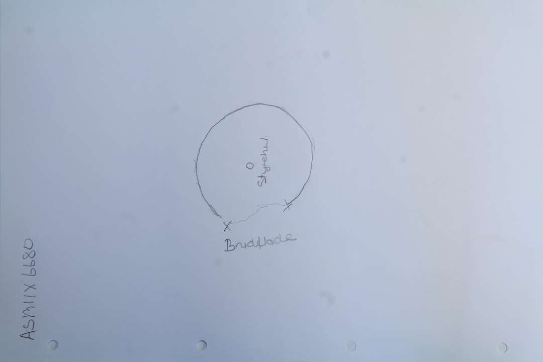 Fragmenteret ribbesten. M�l ca. 11 x 6 cm.