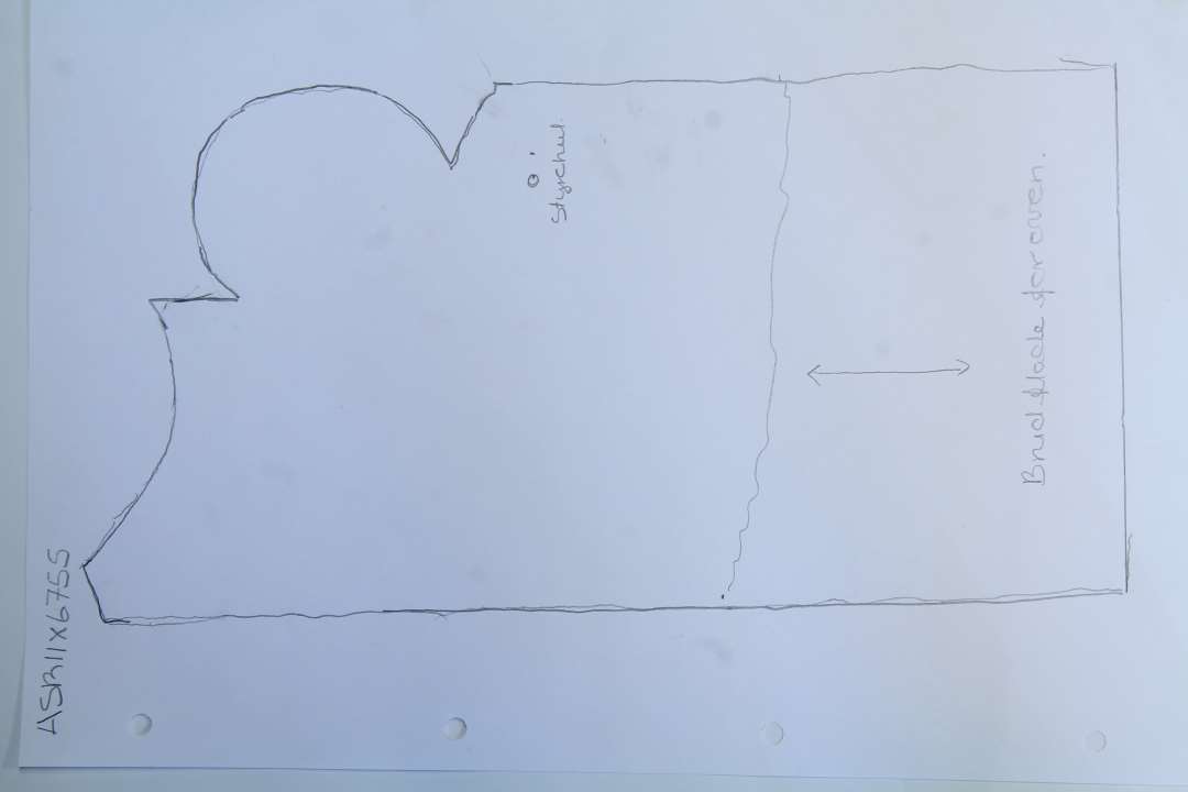 Fragmenteret formsten med styrehul. St�rste m�l: ca. 26 x 13,5 x 8 cm. 