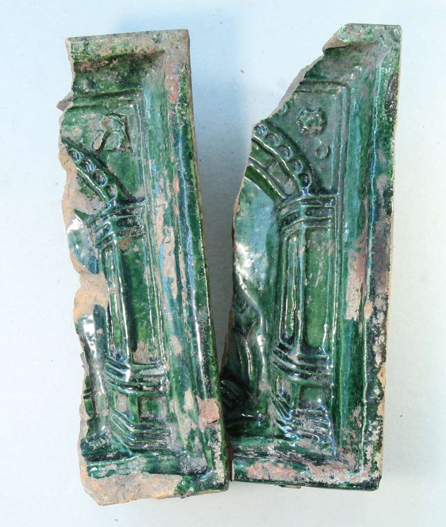 Fragmenter af flere forskellige gr�nglaserede kakler.