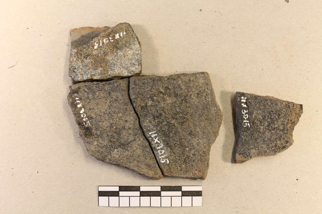 POT note: 3 typer. Det ene er indre glaseret. 1 har ydre drejeriller. 4 er gr�lige p� indersiden, og 3 af dem kan s�ttes sammen.
