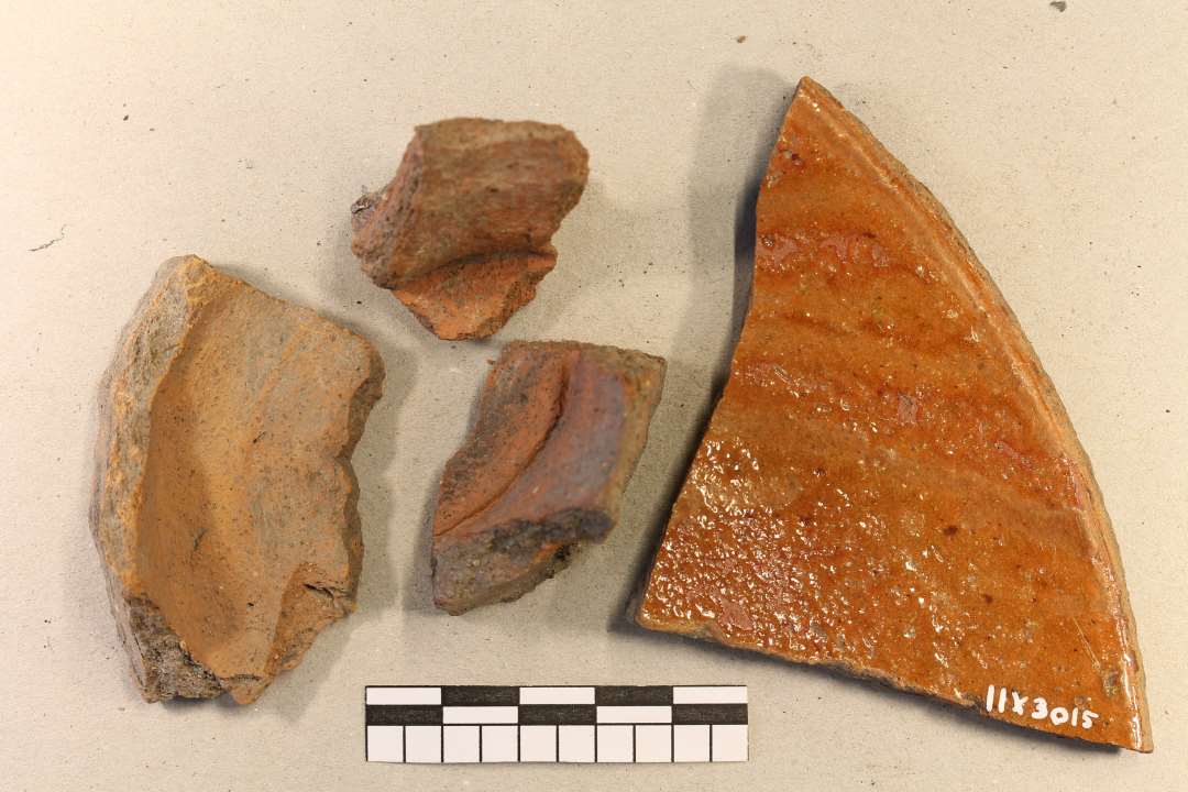 POT note: 3 typer. Det ene er indre glaseret. 1 har ydre drejeriller. 4 er gr�lige p� indersiden, og 3 af dem kan s�ttes sammen.
