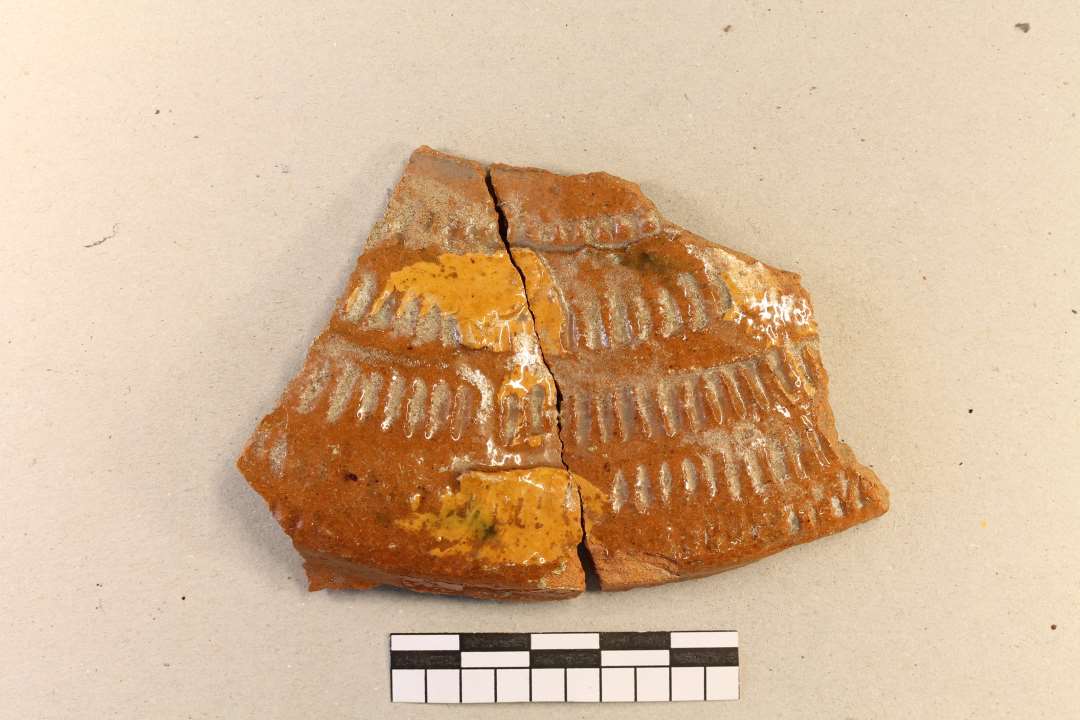 POT note: 26 bugsk�r. 3 er fra overgangssk�r - 1 med rullestempeldekoration. 2 sk�r er fra et l�g, og kan s�ttes sammen. De er dekoretet med rullestmpel med spredt gulorange bemaling.