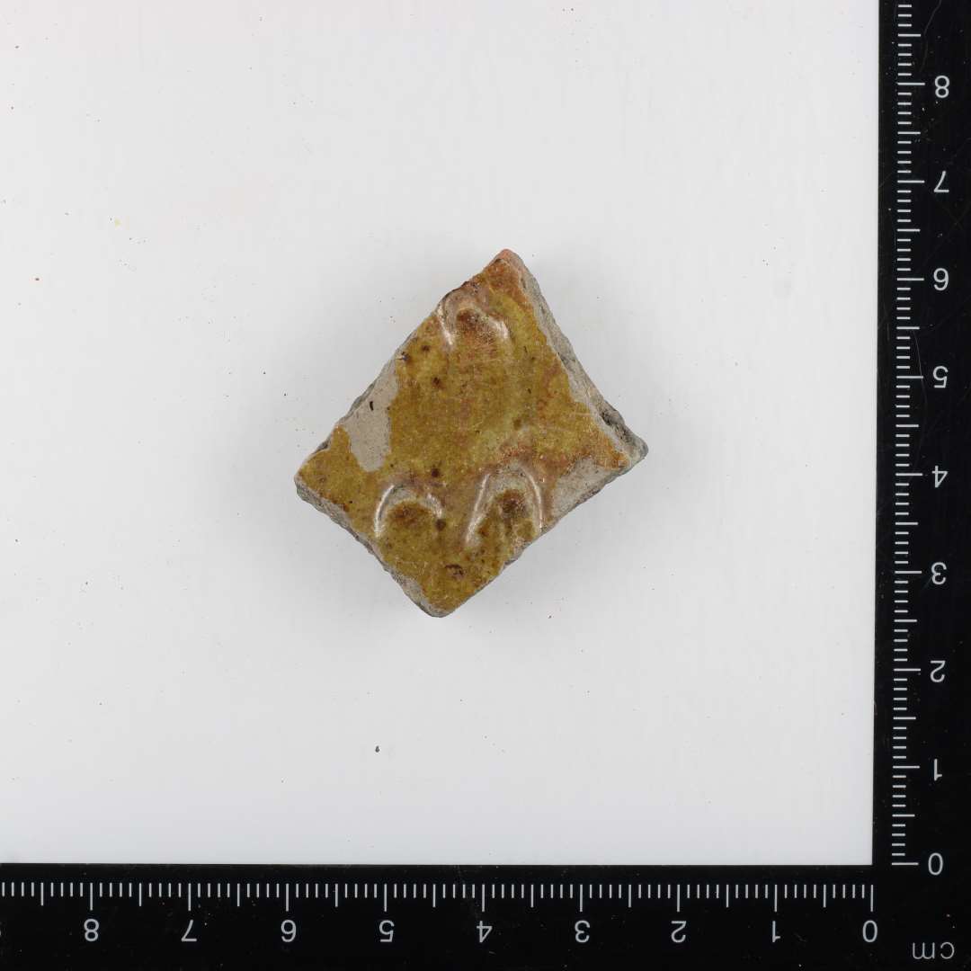 Sk�ret har gr� sk�rv, har gr�nlig glasur og er yderligere dekoreret med tunger. Engelsk? Fejlbr�ndt flamsk? Se ogs� x3627.