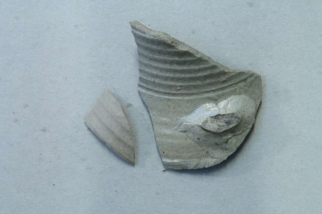 Sten bug, 1 stk. med slatglasur, 1 uden