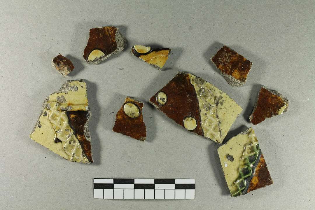 POT note: 1 halssk�r, 8 sk�r med rullestempel af 2 typer. 5 med plastisk dekoration. Der kan udskilles 2 grupper, som nok stammer fra hvert sit kar - en r�dlig med 4 stk, som kan s�ttes sammen og en brun, hvor 2 kan s�ttes sammen. 