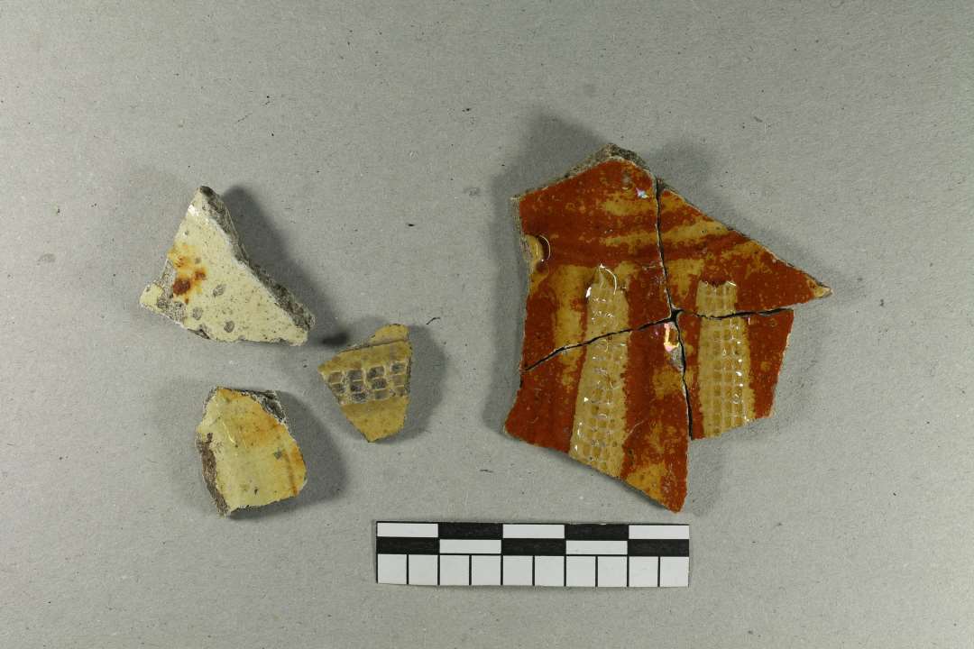 POT note: 1 halssk�r, 8 sk�r med rullestempel af 2 typer. 5 med plastisk dekoration. Der kan udskilles 2 grupper, som nok stammer fra hvert sit kar - en r�dlig med 4 stk, som kan s�ttes sammen og en brun, hvor 2 kan s�ttes sammen. 