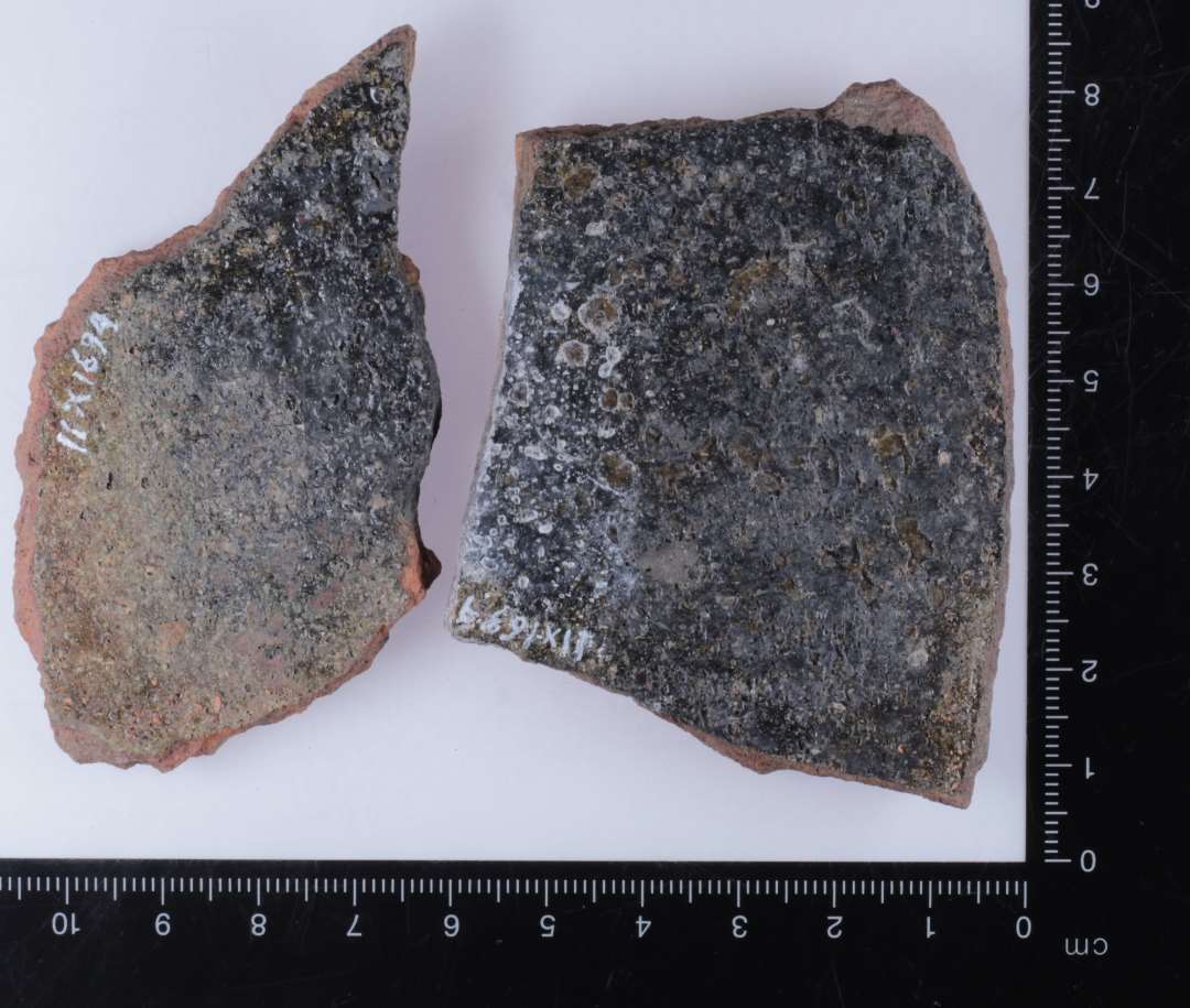 Heraf tre sammenh�ngende sk�r, som er sekund�rt meget varmep�virkede.