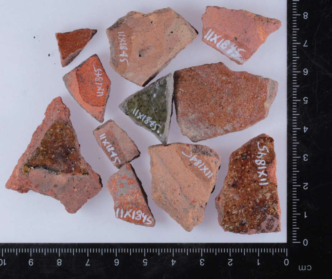 Heraf et gr�br�ndt, gr�nglas. sk�r.