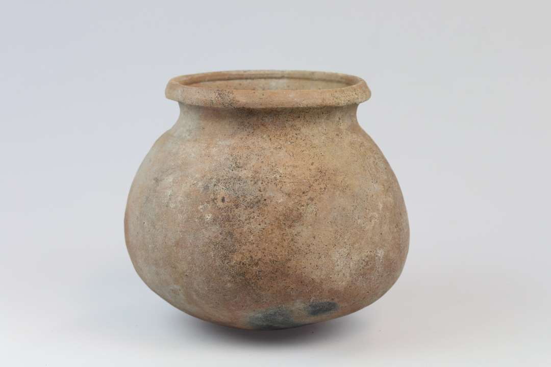 Hel kuglepotte. Har et mindre hul i bunden fremkommet i forbindelse med udgravningen. H�jde: 15,5 cm., ydre mundingsdiameter: 13,3 cm.