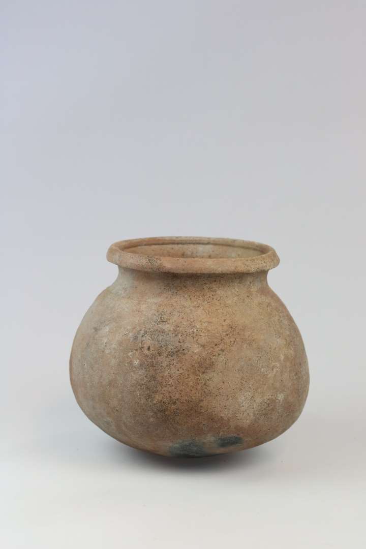 Hel kuglepotte. Har et mindre hul i bunden fremkommet i forbindelse med udgravningen. H�jde: 15,5 cm., ydre mundingsdiameter: 13,3 cm.