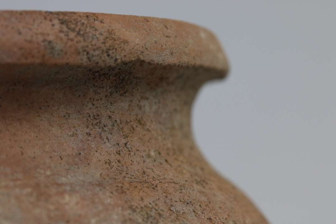 Hel kuglepotte. Har et mindre hul i bunden fremkommet i forbindelse med udgravningen. H�jde: 15,5 cm., ydre mundingsdiameter: 13,3 cm.