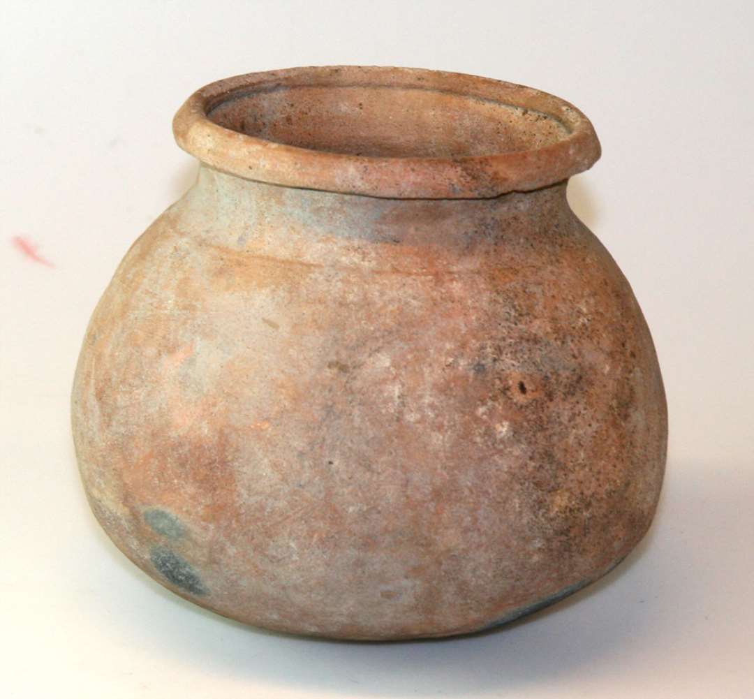 Hel kuglepotte. Har et mindre hul i bunden fremkommet i forbindelse med udgravningen. H�jde: 15,5 cm., ydre mundingsdiameter: 13,3 cm.