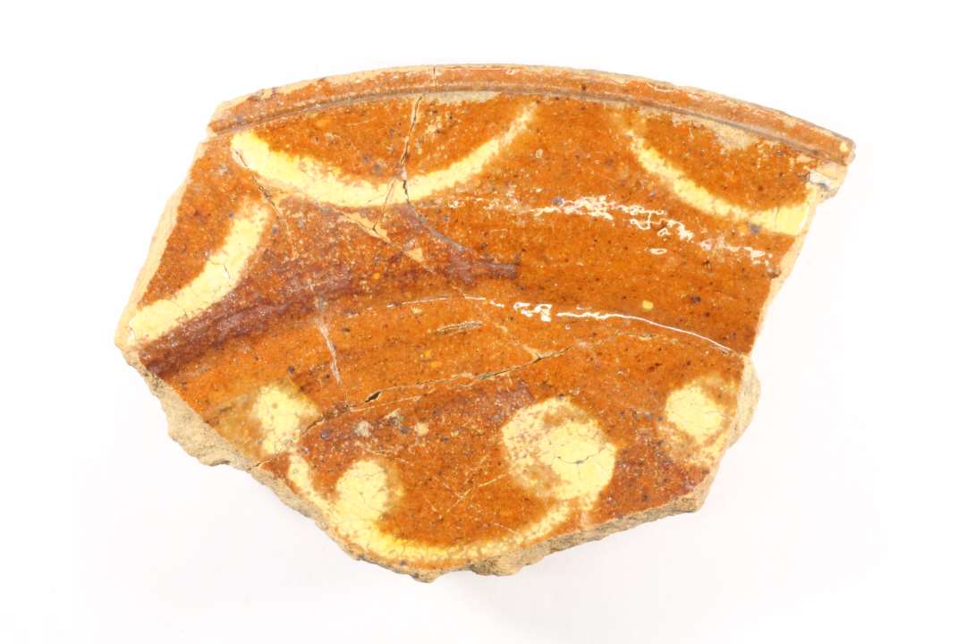 Fad. Hornbemalet. Klar glasur, gul dekoration. ID 200009783 og200009784 h�rer til samme fad.