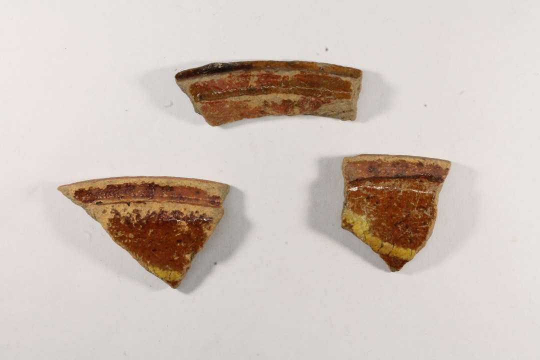 Fad. Hornbemalet. Klar glasur, gul dekoration. ID 200009783 og200009784 h�rer til samme fad.