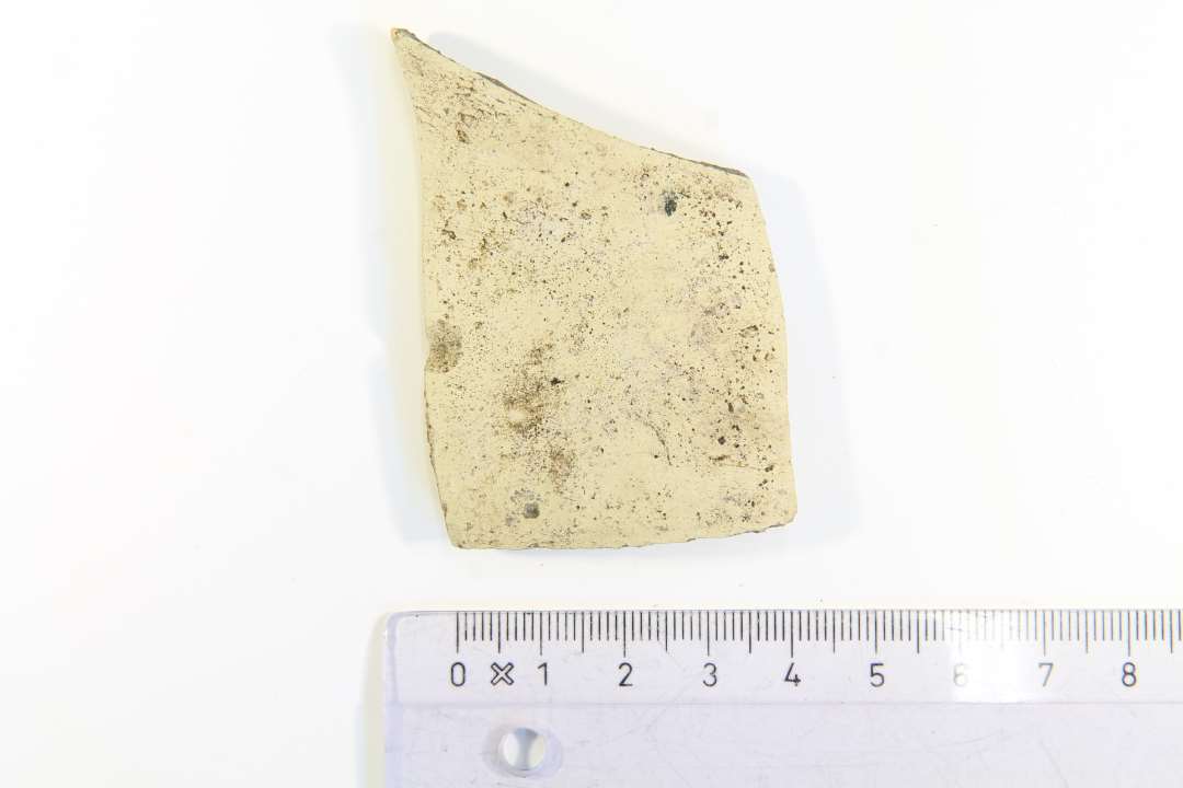 Kraftigt, uglaseret sk�r afgr�hvidt gods. Spansk import?