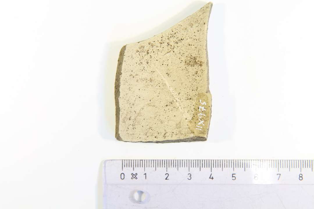 Kraftigt, uglaseret sk�r afgr�hvidt gods. Spansk import?