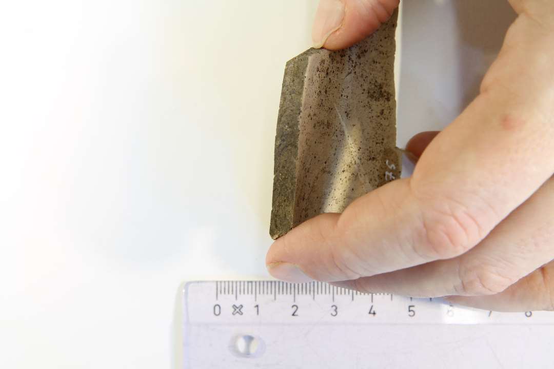 Kraftigt, uglaseret sk�r afgr�hvidt gods. Spansk import?