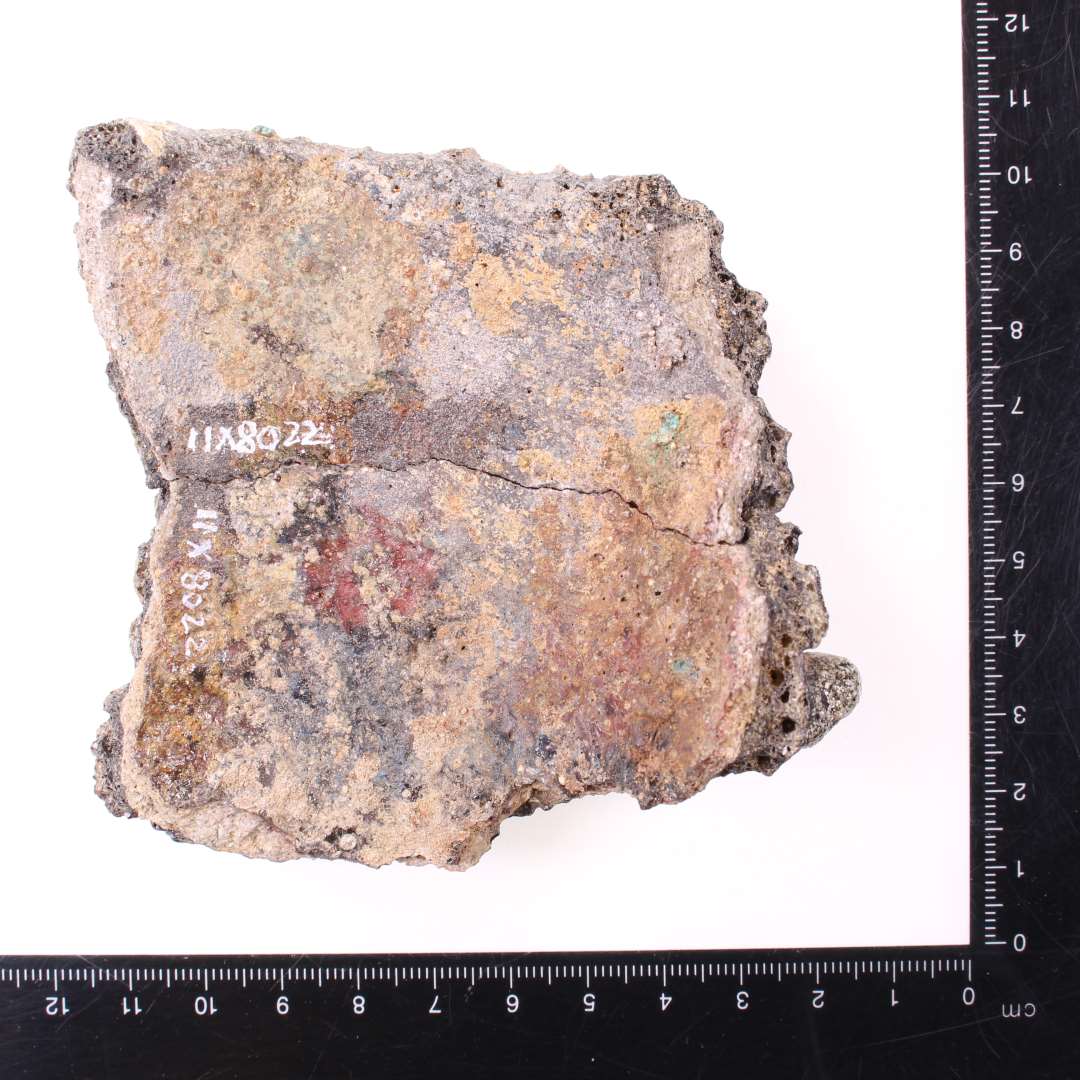 Stort randsk�r (2 sammenh�ngende sk�r) af digel, opr. mundingsdiameter ca. 10 cm. St�rkt sintret ydre, gr�nlig slagge/korrosion indvendig.