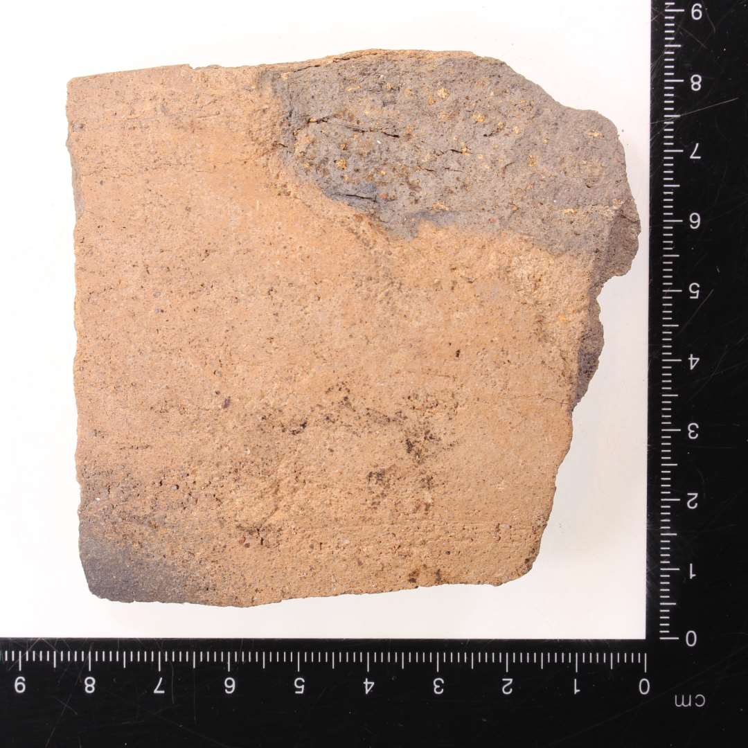 Randsk�r, heraf et med sm� fingerspids indtryk? samt et med lodret/indadb�jet rand samt 6 stk. med drejeriller p� halsen (foto) 